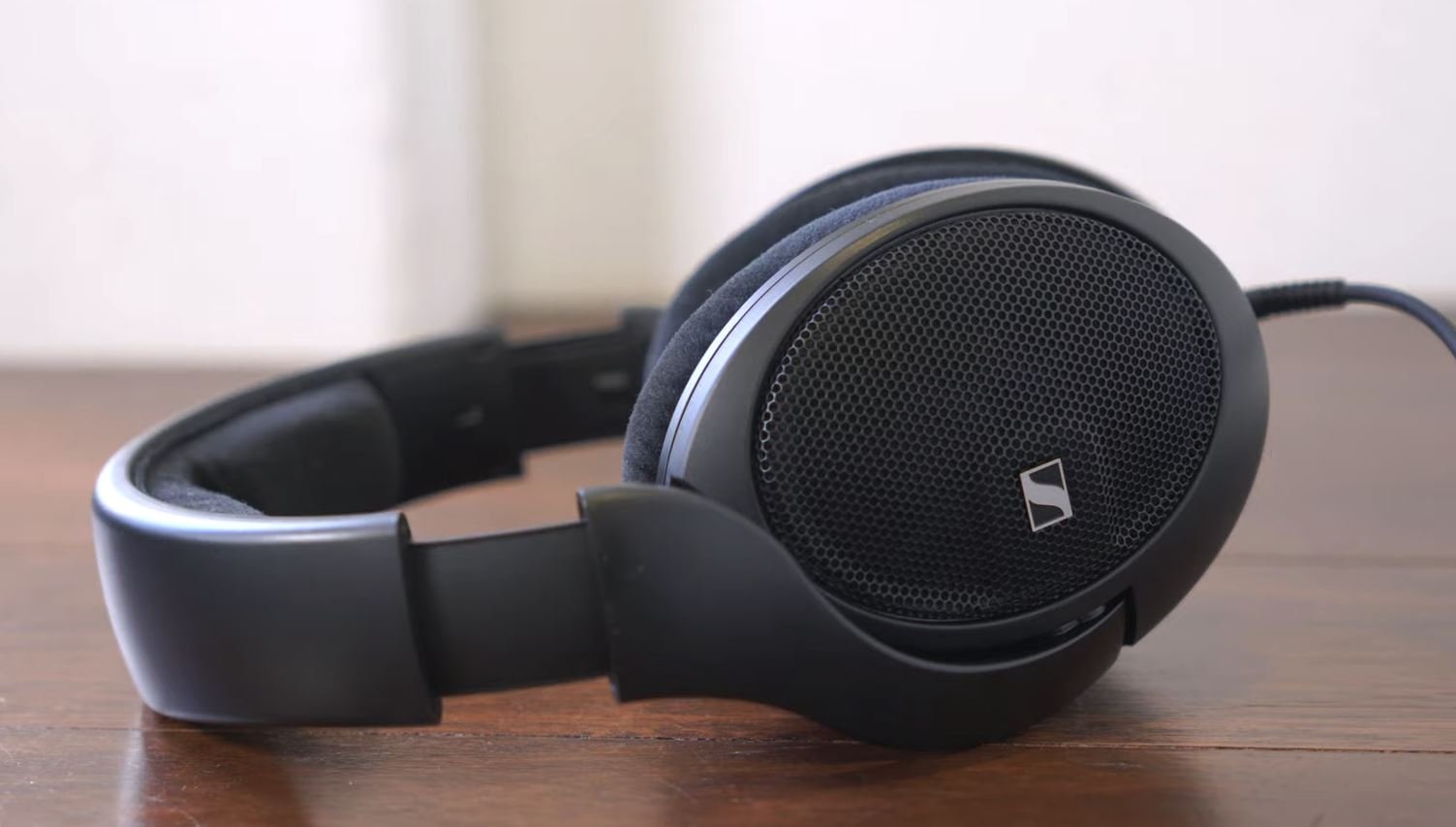 SENNHEISER HD 560S vs V MODA M 200 1