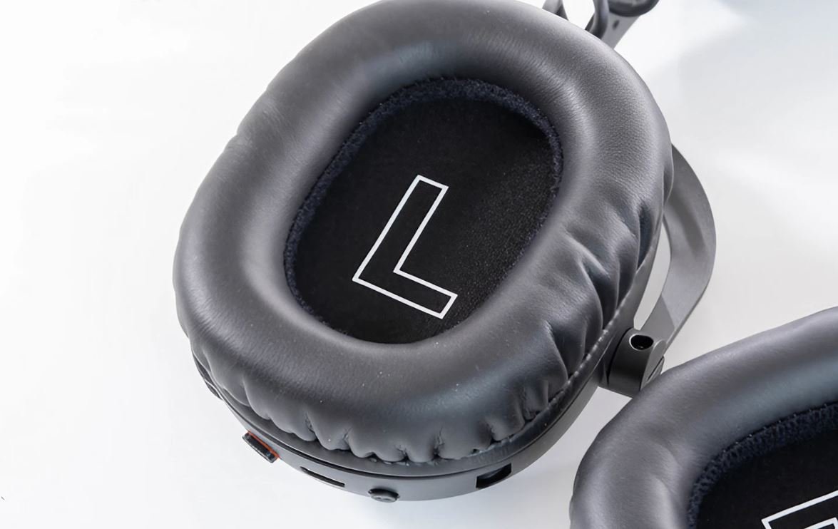 Logitech PRO X2 LIGHTSPEED gaming headset comes with earmuff pads