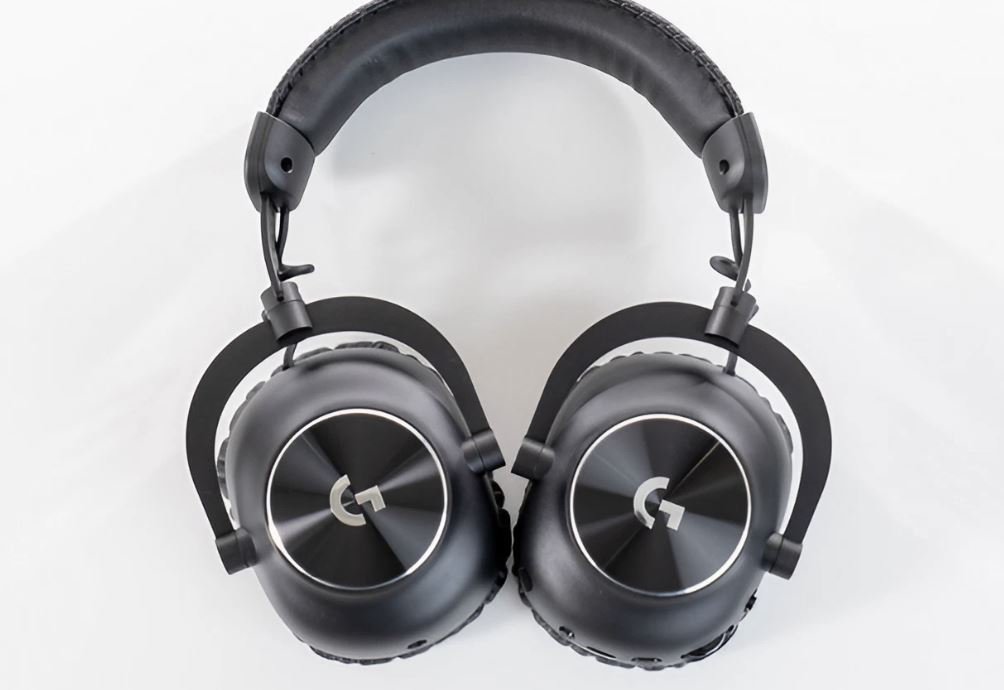 The Logitech PRO X2 LIGHTSPEED gaming headset can be placed flat at 90 degrees on the earmuffs