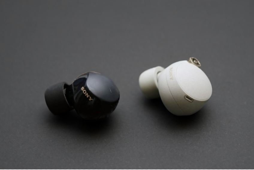 The WF-1000XM4 (right) earphones are made of matte texture, while the WF-1000XM5 maintains a matte front