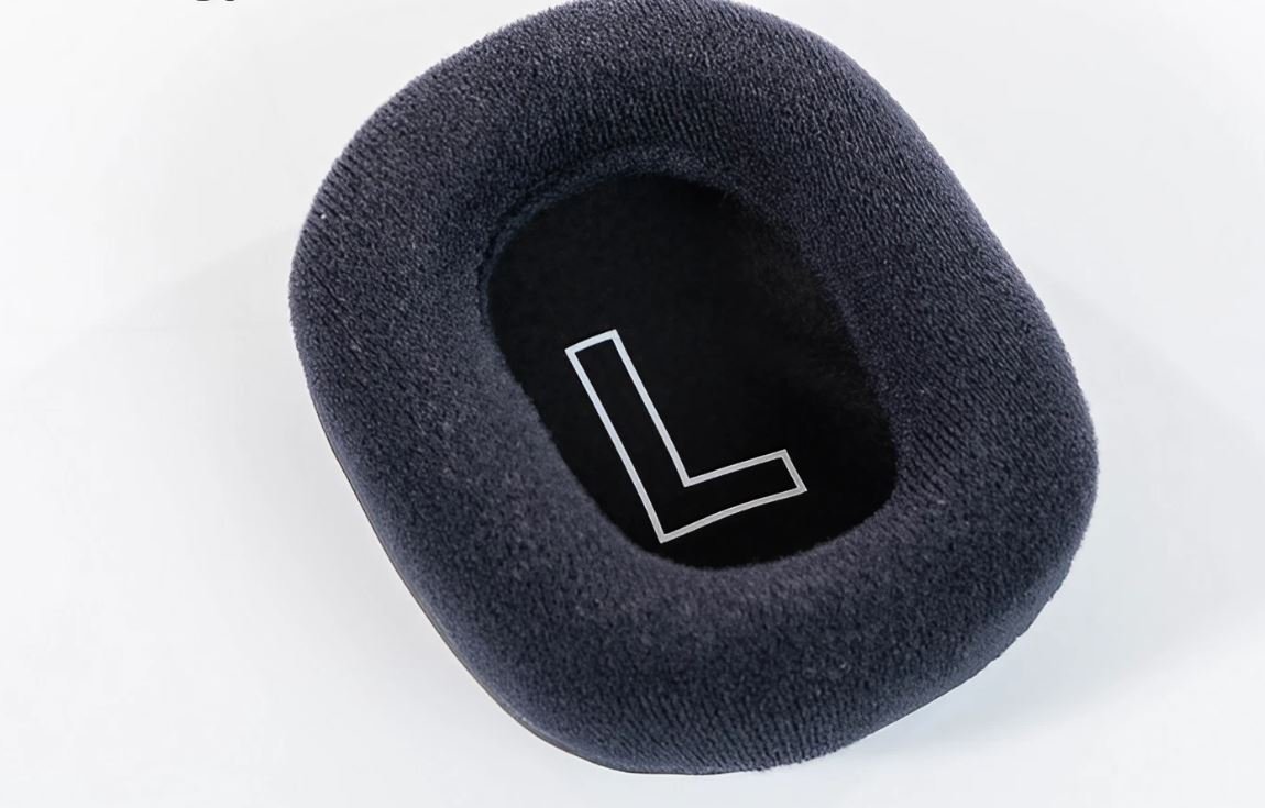 Moreover, the package offers an extra earmuff pad with a cloth finish